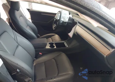 2024 Tesla Model Y Long Range Dual Motor All-Wheel Drive/Rwd z USA, uszkodzony, nr VIN 7SAYGDED4RF072600